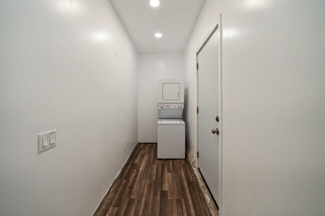 Building Photo - Imperial Beach House Stunning  2 bed /1 bath Duplex w Garage, Yard, + A/C