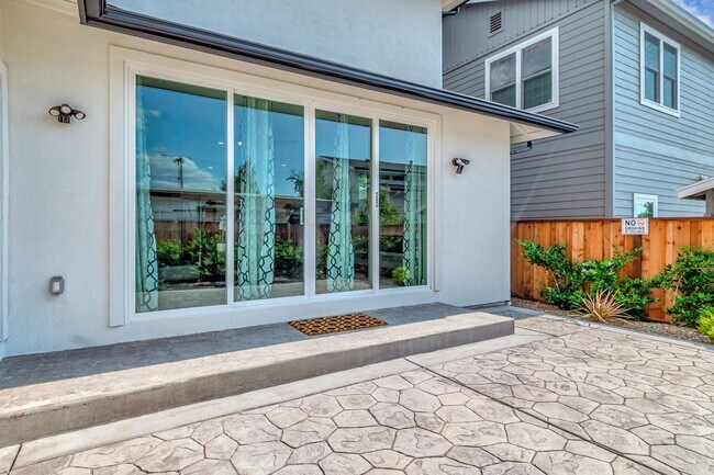 Building Photo - Fully Furnished 3BD/2BA Home with Solar – ...