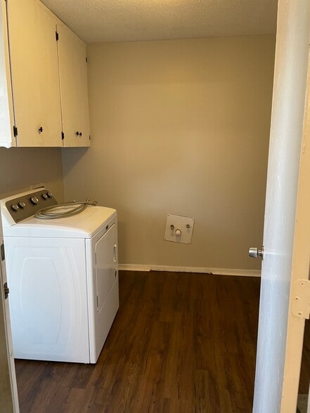 Building Photo - 1225 W Hanna St