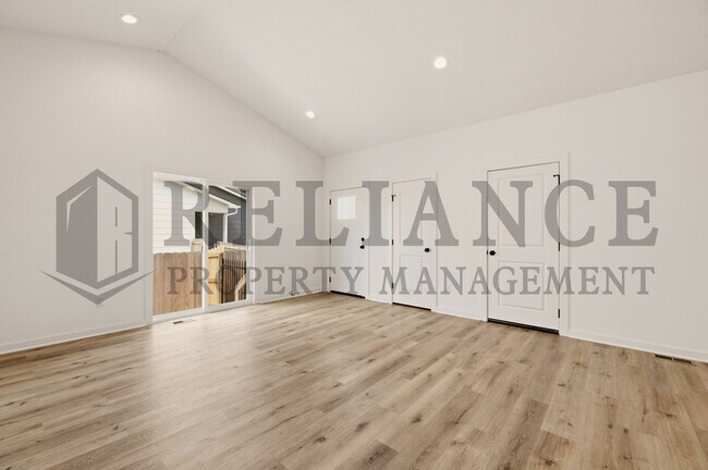 Building Photo - 5259 N Pinecrest Ct