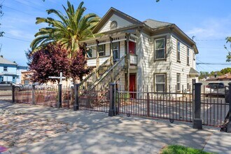 Building Photo - Remodeled 2 bed, 2 bath unit in Midtown