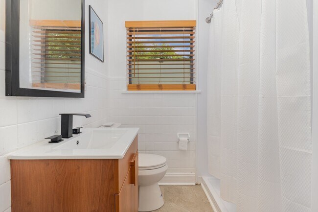 Building Photo - Charming Condo in Walkable Hillsboro Village