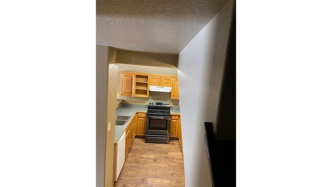 Building Photo - 10910 Shady Oaks Dr