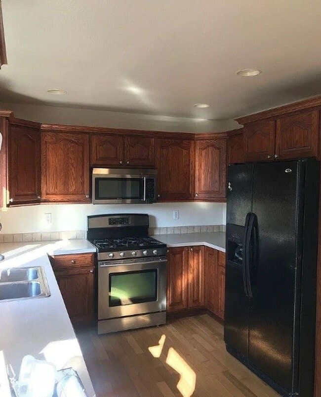 Building Photo - Burlington 3 Bed 2.5 Bath
