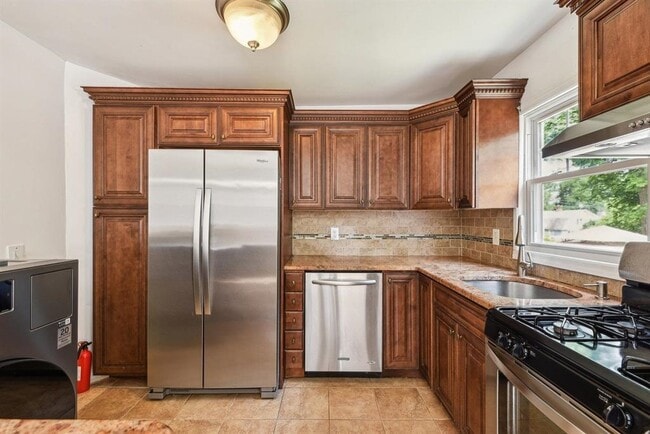 Building Photo - 482 S Elm St