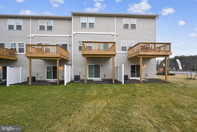 Building Photo - 44 Basswood St