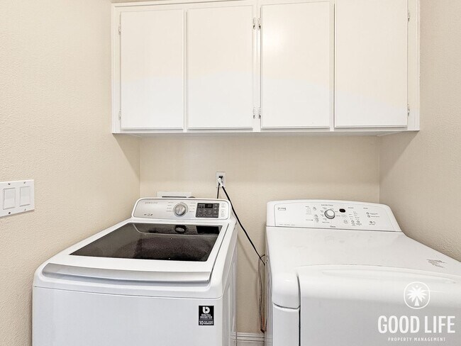 Building Photo - Gorgeous 3B/2BA House w/ Attached Garage, Storage Sheds, and Tons of Space!