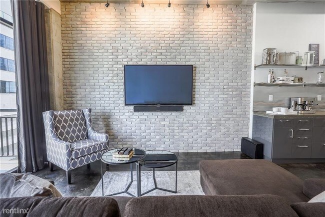 Building Photo - 1 br, 1 bath Apartment - 311 W 5th St