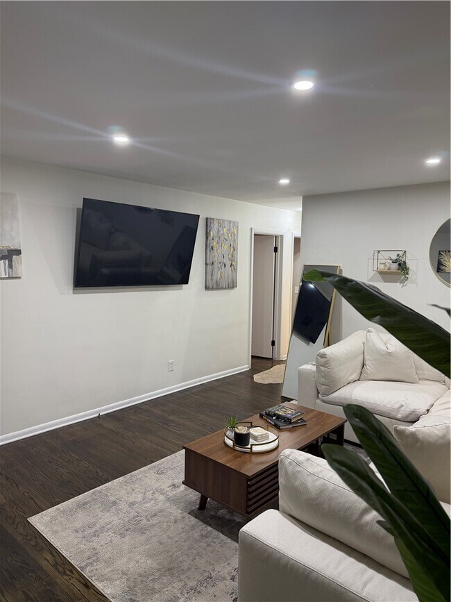 Building Photo - 1560 Blossom Rd