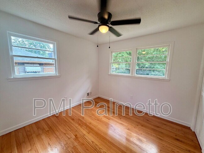 Building Photo - 1805 Carousel Cir