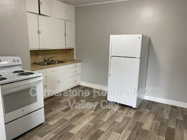 Building Photo - 208 5th Ave SW