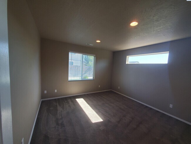 Building Photo - For rent West Kennewick