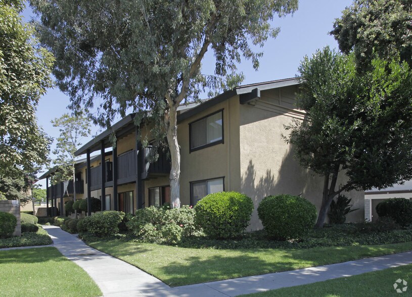 Glen Oaks Apartments 2000 W Glenoaks Ave Anaheim CA 92801 Apartment