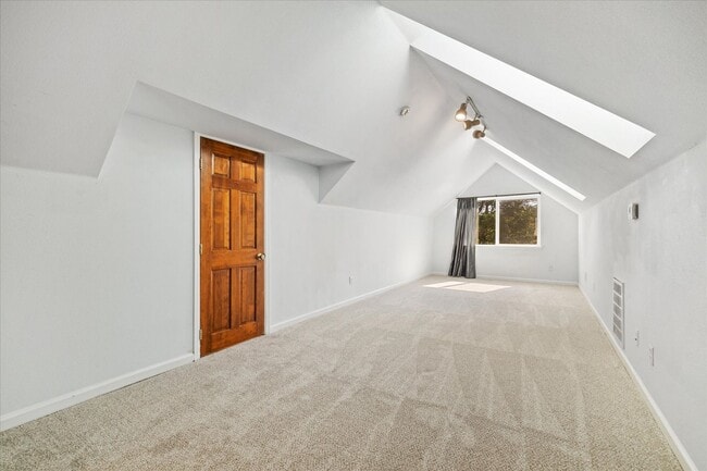 Building Photo - Spacious studio loft in the highly sought-...