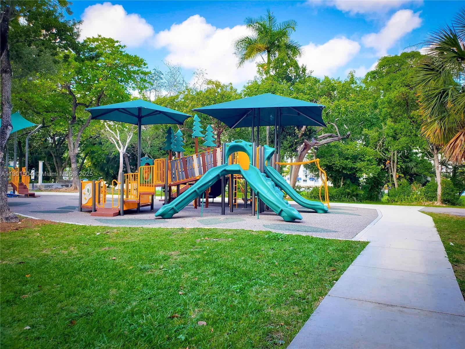 Building Photo - 1901 NW South River Dr