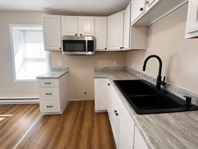 Building Photo - 4 Bed 2 Bath Townhouse for Rent in Rome, NY