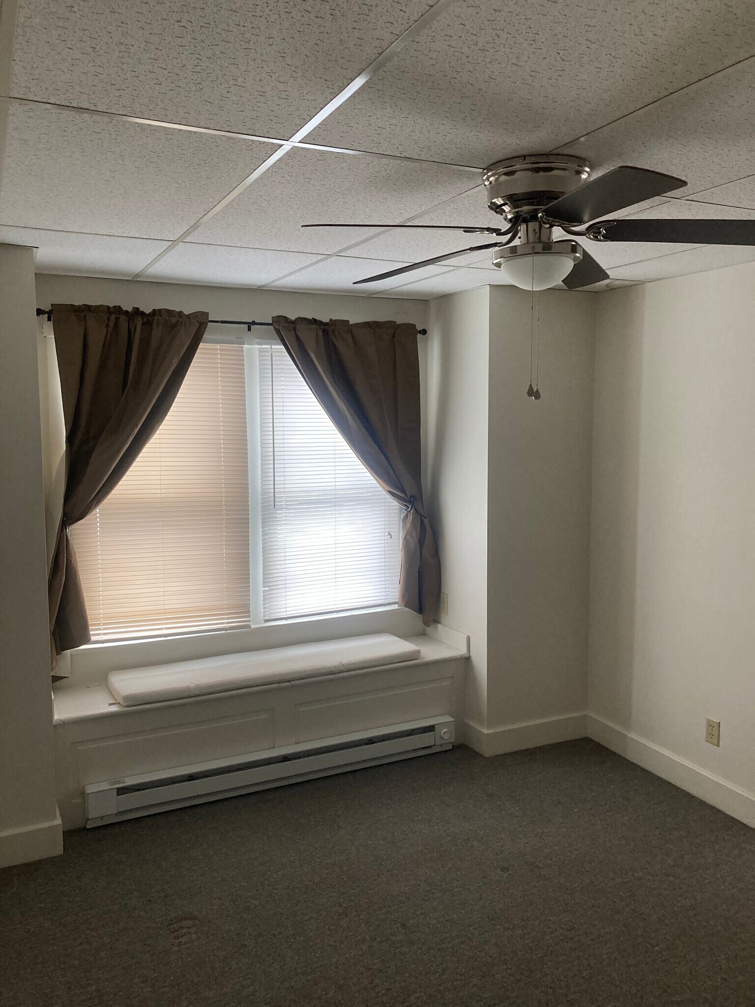 living room - 101 Montrose Ave