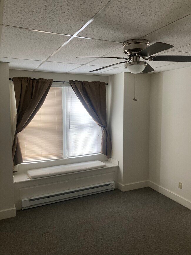 living room - 101 Montrose Ave