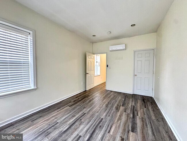 Building Photo - 1224 Summer St