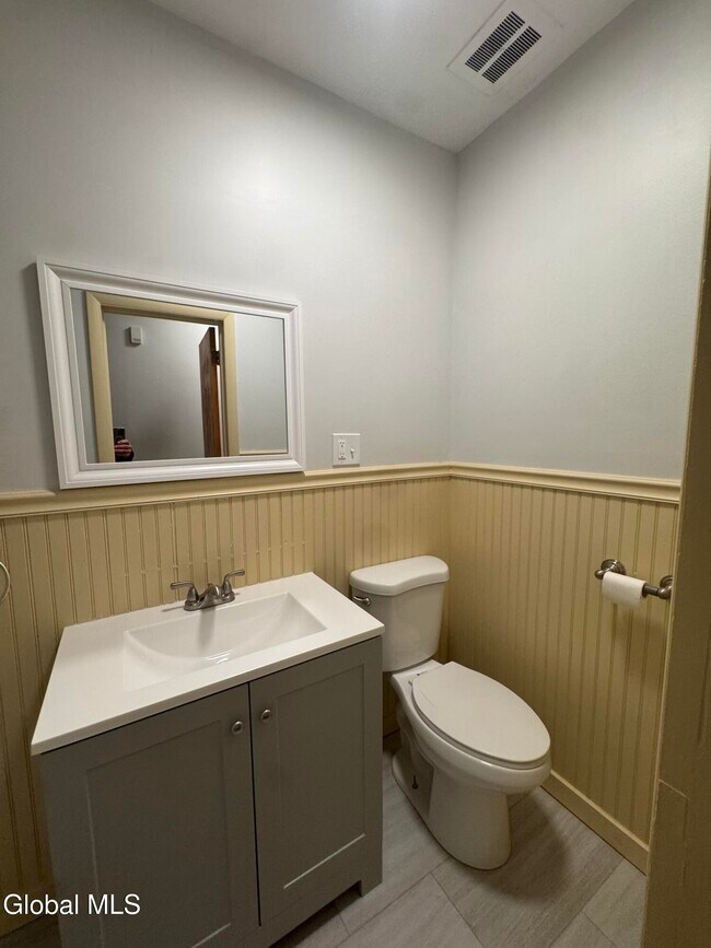 Building Photo - 133 S Lake Ave