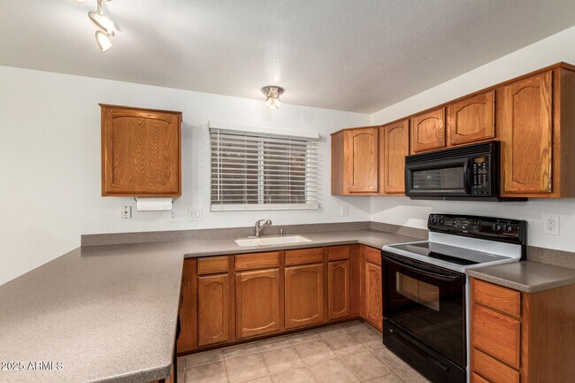 Building Photo - 2901 E Woodland Dr