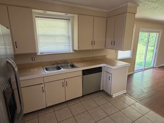 Building Photo - 3012 Pinewood Dr