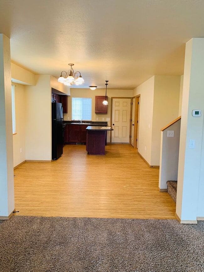 Building Photo - Amazing 3 Bed 2 Bath - Townhouse