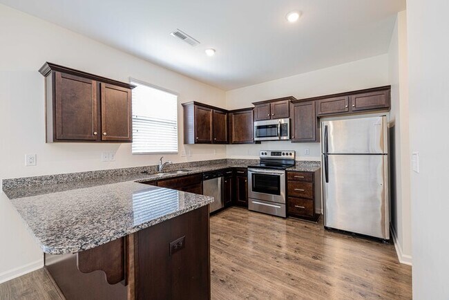 Building Photo - Stunning 3-Bedroom in Northwestern School District with Pool Access & Garage | AUGUST MOVE IN SPE...