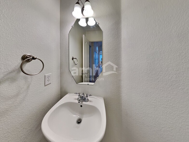 Building Photo - 4001 Greenwood Way