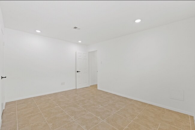 Building Photo - BEAUTIFUL HOME IN HOUSTON. MOVE IN READY!.