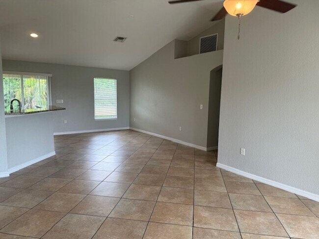 Building Photo - Spacious 3 Bed / 2 Bath Home in the Heart ...