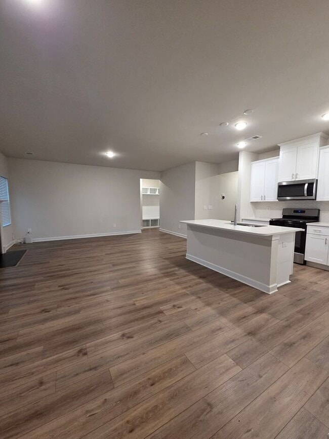 Building Photo - Beautiful and spacious! Ready for move in!