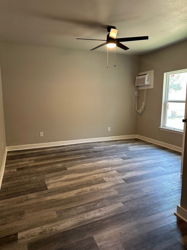 Building Photo - 4 Bedroom and 2 Full Bathroom House in the...