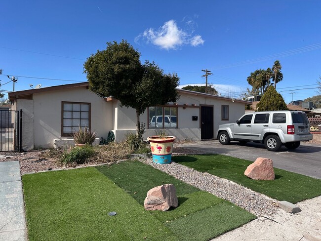 Primary Photo - 2 BED 2 BATH WITH A HUGE BACKYARD IN THE H...