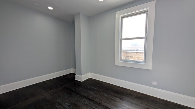 Building Photo - 5028 W Lawrence Ave