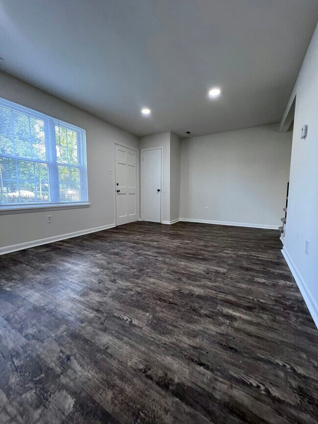 Building Photo - 300 Cedarwood Rd