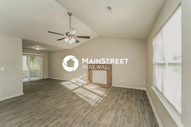 Building Photo - 2 Bedroom Pet-Friendly Home in Charlotte, NC with Main Street Renewal