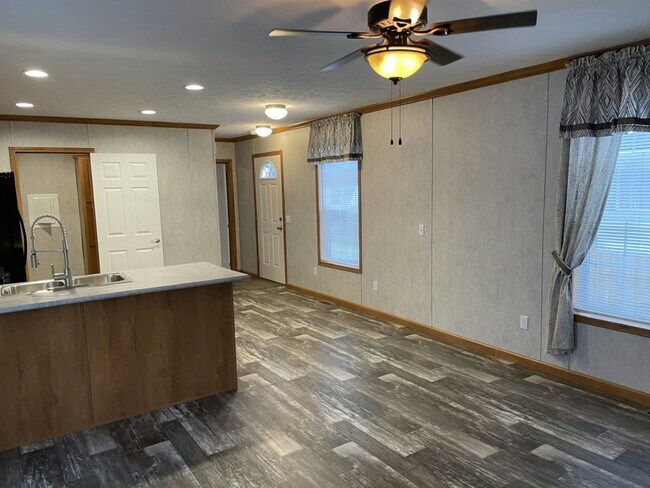 Building Photo - 638 Birchwood Dr