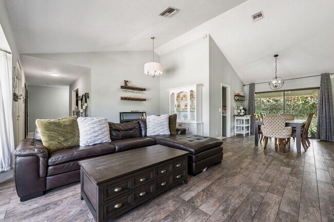 Building Photo - 11729 Greenbriar Cir