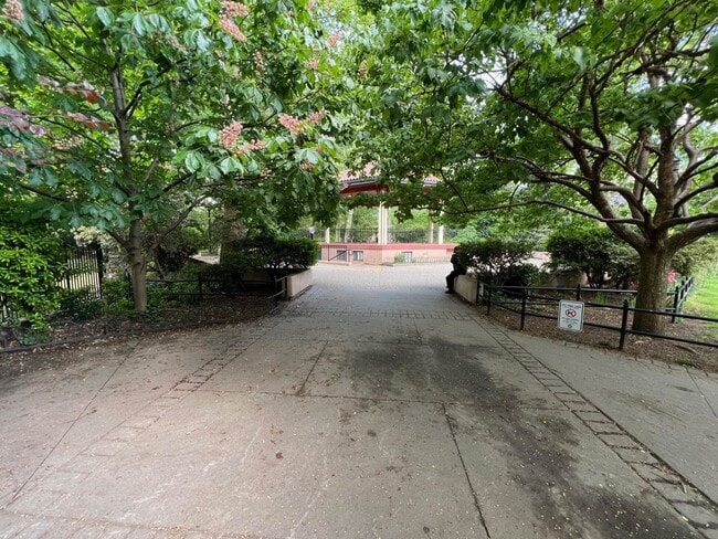 Building Photo - 48 Bright St