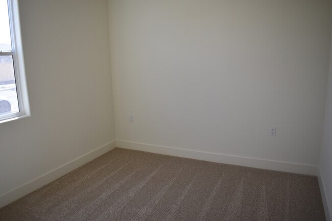 Building Photo - 744 Stephanie Dr