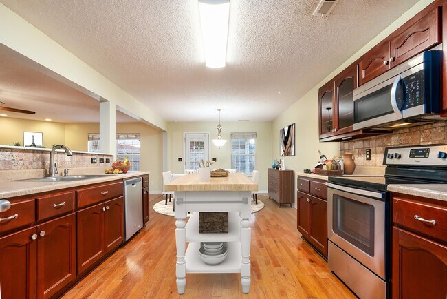 Building Photo - 117 Vancouver Rd