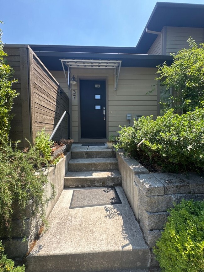 Building Photo - Beautiful 3bd/2bath home