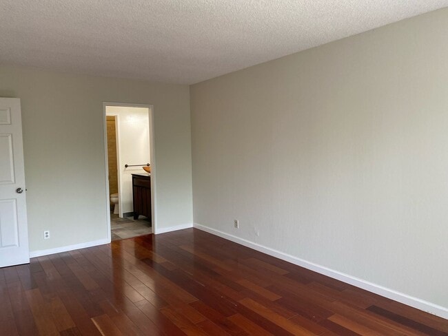 Building Photo - 3423 Catalina Ave