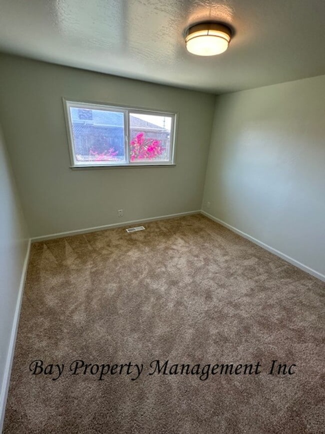 Building Photo - Beautifully Updated 3 Bedroom Home on a Corner Lot