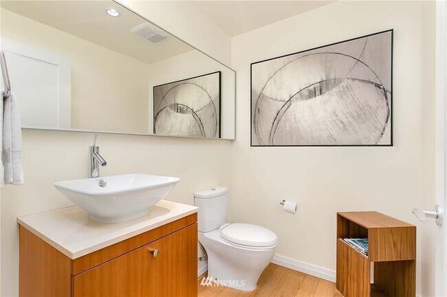 Building Photo - 10700 NE 4th St