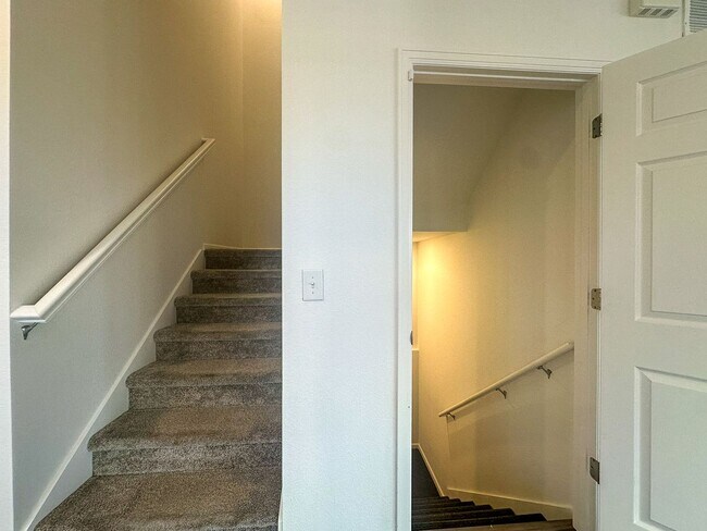 Building Photo - East Facing 3bd 2.5ba paired home in Senderos Creek!