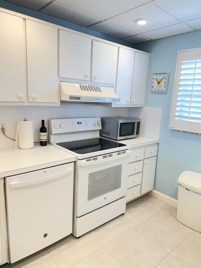 Building Photo - 4636 El Mar Dr