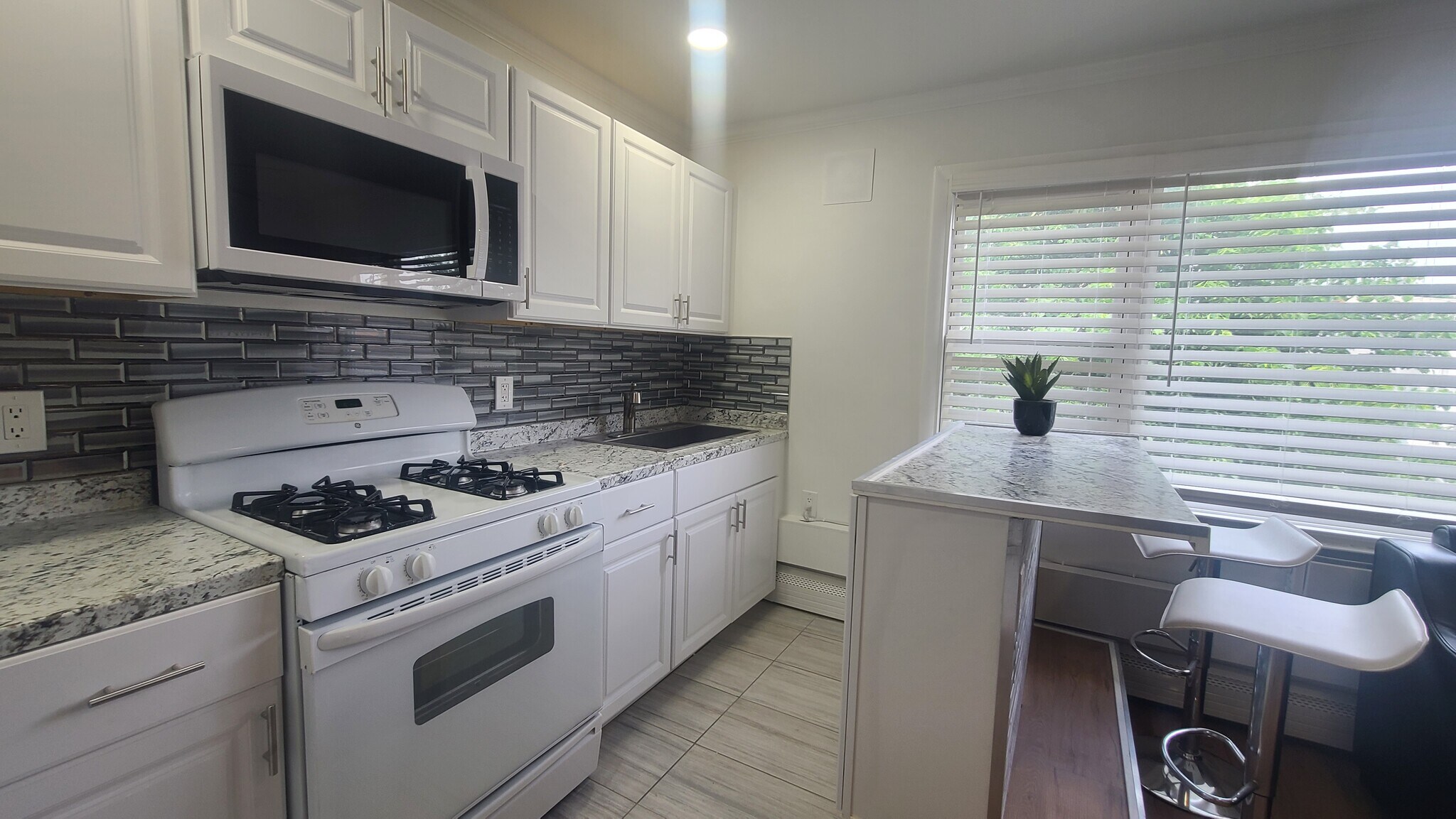 Building Photo - 589 Bramhall Ave