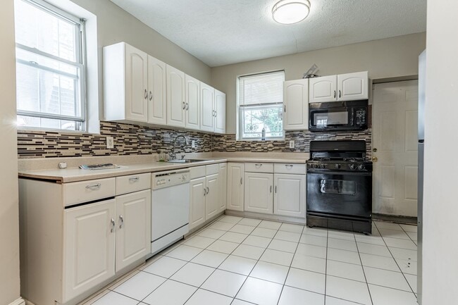 Building Photo - Charming 3-Bedroom with High Ceilings & Modern Updates